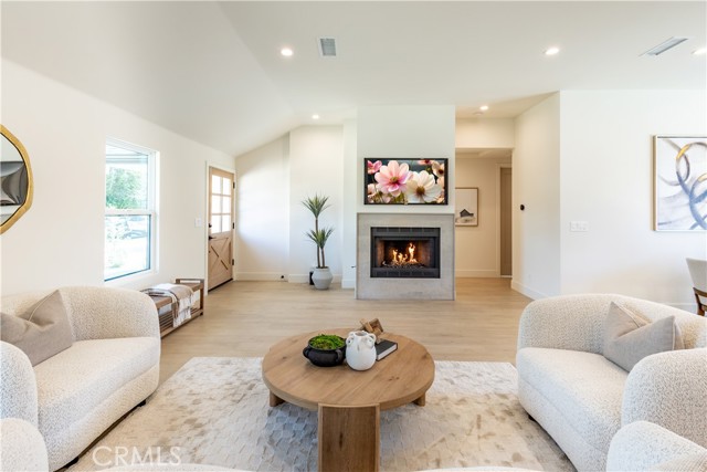 Detail Gallery Image 3 of 22 For 7913 Lasaine, Northridge,  CA 91325 - 4 Beds | 3/1 Baths