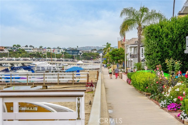 320 1/2 Coral Avenue, Newport Beach CA: https://media.crmls.org/medias/ee78a863-fb89-4431-94f8-5248ee992ecf.jpg