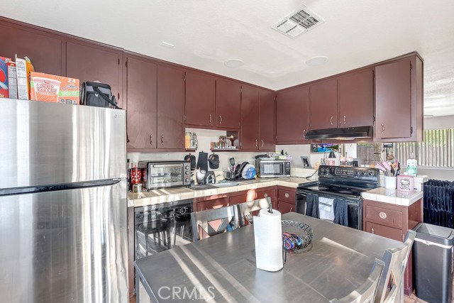 Detail Gallery Image 8 of 16 For 13250 Mohawk, Apple Valley,  CA 92308 - 7 Beds | 3 Baths