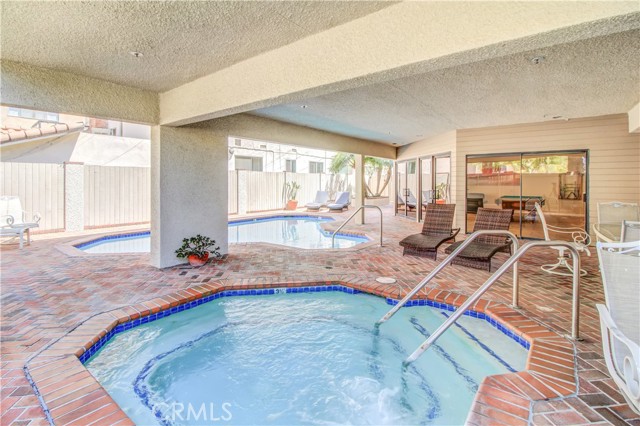 512 Esplanade, Redondo Beach, California 90277, 2 Bedrooms Bedrooms, ,1 BathroomBathrooms,Residential,Sold,Esplanade,SB22094646