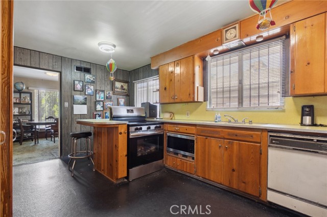 319 E Deodar Street, Ontario CA: https://media.crmls.org/medias/ee8264a2-bc53-452f-9be4-6469df15e0fd.jpg