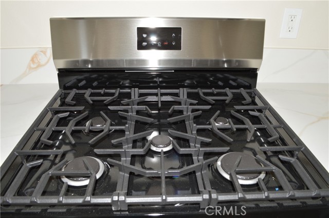 Detail Gallery Image 8 of 33 For 7004 Newport Ave, Fontana,  CA 92336 - 4 Beds | 2/1 Baths