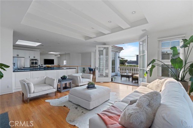 Detail Gallery Image 4 of 18 For 1002 5th St, Hermosa Beach,  CA 90254 - 5 Beds | 4/1 Baths