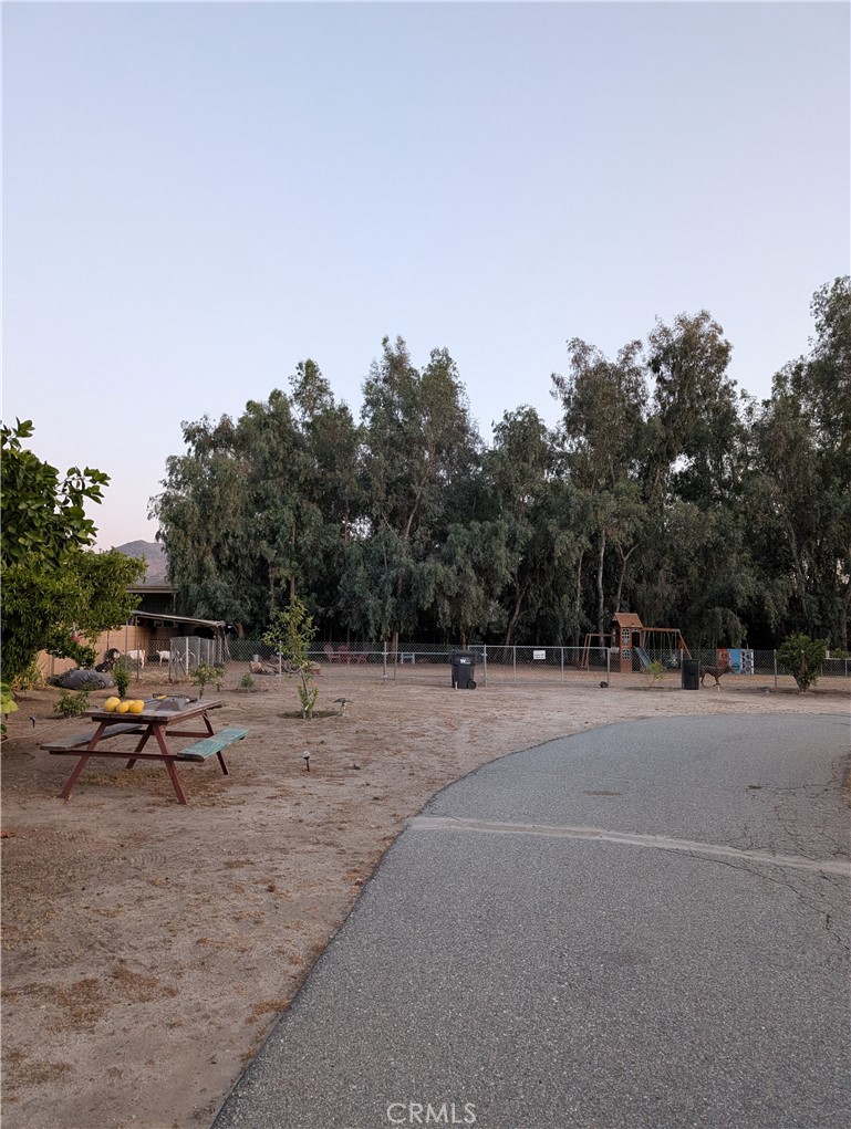 https://media.crmls.org/medias/ee8af45d-bedf-4f58-ac7b-cf58f8df9a8e.jpg?preset=X-Large