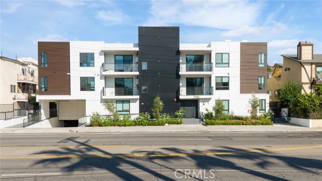 Detail Gallery Image 2 of 24 For 7510 Sepulveda Bld, Van Nuys,  CA 91405 - 3 Beds | 2 Baths