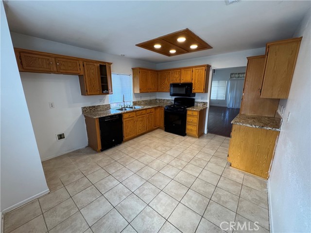 Detail Gallery Image 7 of 19 For 38602 Cortina Way, Palmdale,  CA 93550 - 4 Beds | 2 Baths