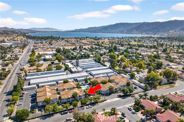 16377 Lakeshore, Lake Elsinore CA: https://media.crmls.org/medias/ee8f34a8-d156-45ea-85ff-15e353a73144.jpg