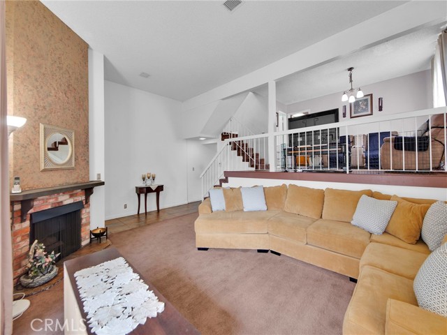 Detail Gallery Image 2 of 31 For 18425 Saticoy St #1,  Reseda,  CA 91335 - 3 Beds | 2/1 Baths