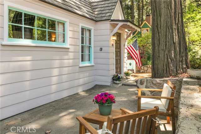 187 Cedar Circle Circle, Lake Arrowhead CA: https://media.crmls.org/medias/ee92de1c-0121-44b6-ba3d-4ad31fb38998.jpg