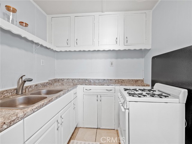 1040 Flora Street, Barstow CA: https://media.crmls.org/medias/ee93f075-3b23-4a3a-95fc-5a292a1ead1f.jpg