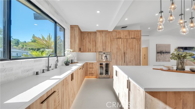 Detail Gallery Image 8 of 39 For 18829 Paseo Nuevo Dr, Tarzana,  CA 91356 - 4 Beds | 4/1 Baths