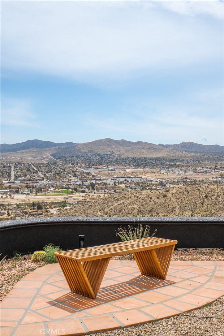https://media.crmls.org/medias/ee955d29-d600-4ef0-a962-627a289c1818.jpg?preset=X-Large
