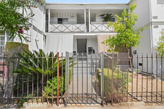 1200 N Kenmore Avenue, Los Angeles CA: https://media.crmls.org/medias/ee981b63-d9f9-4331-a782-dec4c7b9b37d.jpg