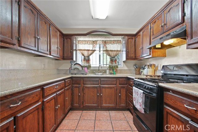 916 W 53rd ST Street, Los Angeles CA: https://media.crmls.org/medias/ee9b10c9-0e72-4ddc-862c-ca274d093805.jpg