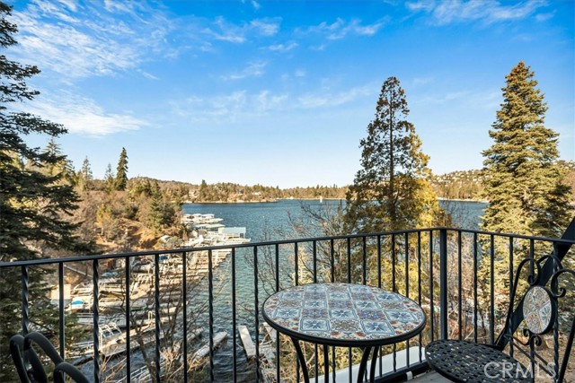 Detail Gallery Image 1 of 19 For 28906 Palisades Dr, Lake Arrowhead,  CA 92352 - 4 Beds | 3/1 Baths