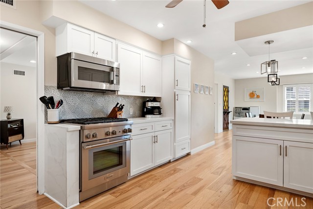 23642 Oxnard Street, Woodland Hills CA: https://media.crmls.org/medias/ee9e0512-2406-4a43-8a68-31f1fd9bc19f.jpg
