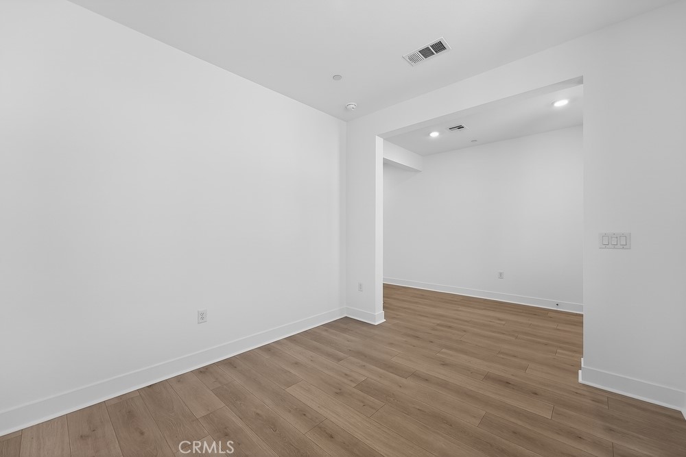 https://media.crmls.org/medias/ee9ee568-90b2-42de-a659-8aebad945fa2.jpg?preset=X-Large