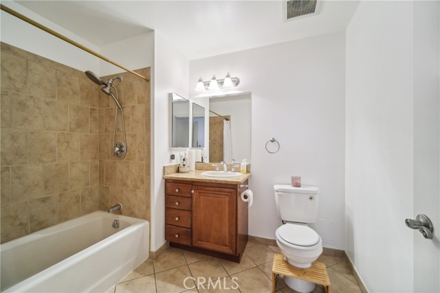 Detail Gallery Image 16 of 30 For 13951 Sherman Way #204,  Van Nuys,  CA 91405 - 2 Beds | 2 Baths