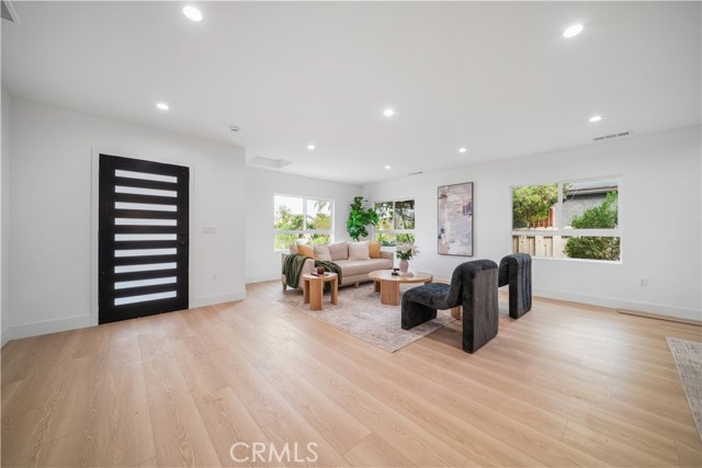 Detail Gallery Image 4 of 57 For 19918 Kittridge, Winnetka,  CA 91306 - 8 Beds | 6 Baths