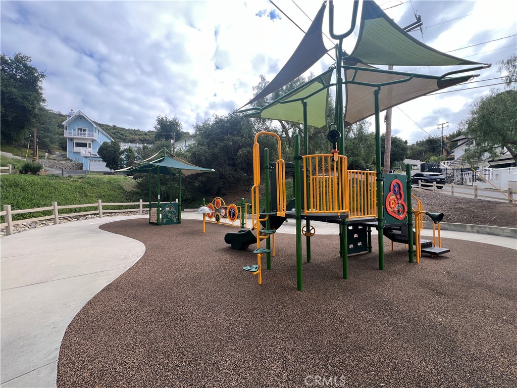 https://media.crmls.org/medias/eea144f2-d615-4a9e-80da-f88a25d4f8cf.jpg?preset=X-Large