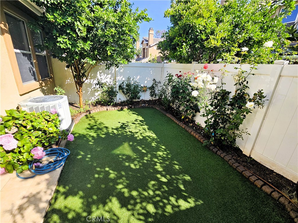 https://media.crmls.org/medias/eea15894-20ce-4cee-924c-4e0774db9e94.jpg?preset=X-Large