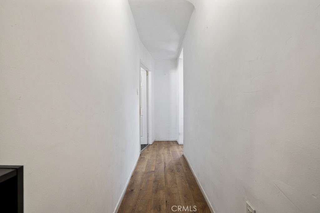https://media.crmls.org/medias/eea58da1-e6ed-4e8d-8920-6f8dfe00f1c4.jpg?preset=X-Large