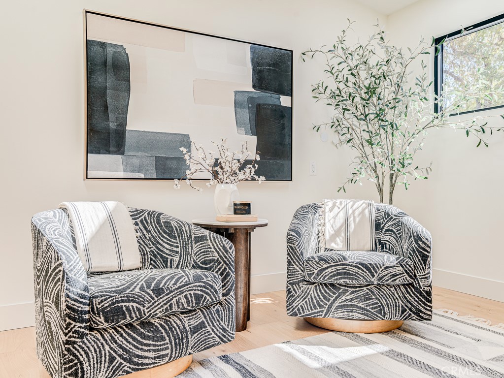 https://media.crmls.org/medias/eea76402-067b-43dd-8f7d-a00f436225b5.jpg?preset=X-Large
