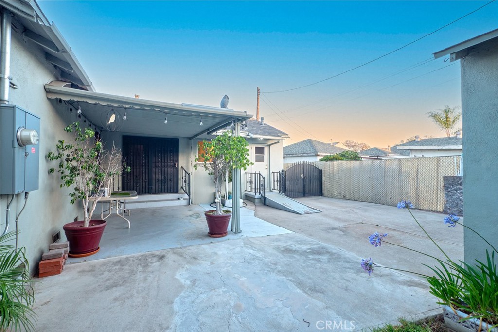 https://media.crmls.org/medias/eeac9554-be58-4fba-a079-c588d6bfda7f.jpg?preset=X-Large
