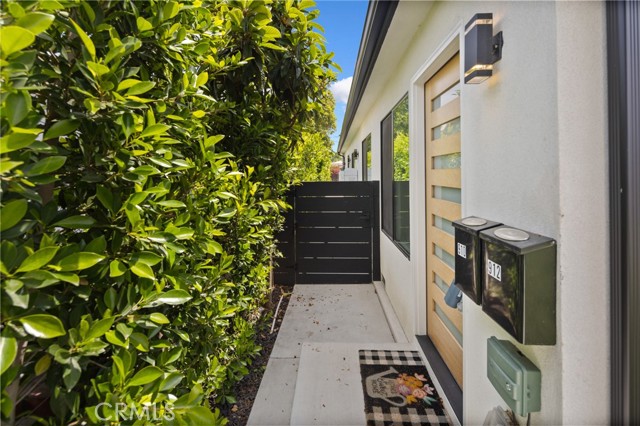 914 N Catalina Street, Burbank CA: https://media.crmls.org/medias/eead9424-fb22-44d6-9b2f-7cdfc9120c8e.jpg