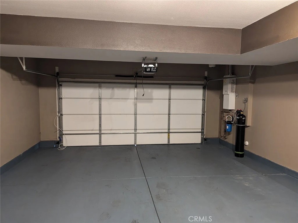 https://media.crmls.org/medias/eeb03344-e1a7-497b-8618-7fc723d04061.jpg?preset=X-Large