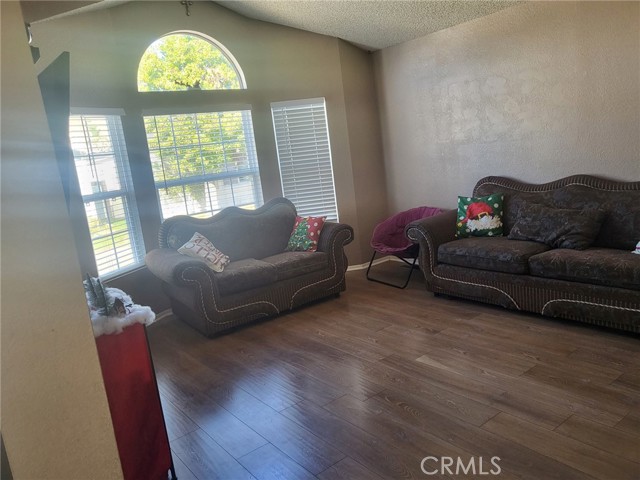 Detail Gallery Image 15 of 18 For 19842 Emerald Creek Dr, Canyon Country,  CA 91351 - 3 Beds | 2 Baths