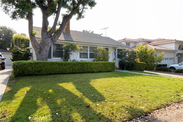 734 Almar Avenue Pacific Palisades, California If you are looking to build you own home in a phenomenal neighborhood near the beach, then this is the property for you. This prime Real Estate property is located in the peaceful neighborhood of El Medio Bluff in Pacific Palisades. The property is within 5 miles drive to Palisades Character High School, Temescal Gateway Park with its many hiking trails, Will Rogers Beach and the Getty Villa.