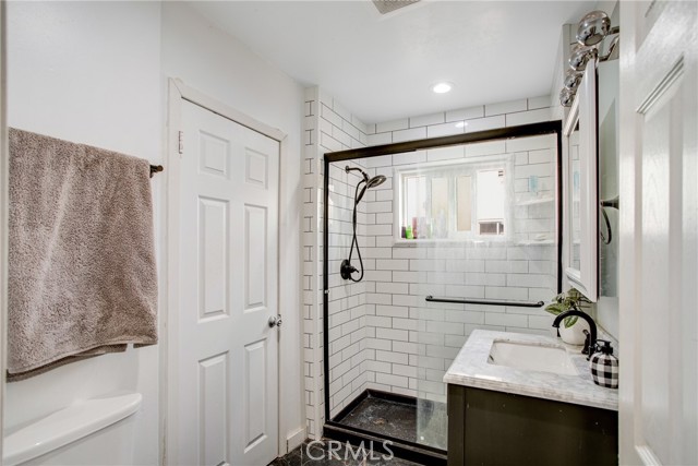 Detail Gallery Image 16 of 21 For 7512 Woodley Ave, Van Nuys,  CA 91406 - 4 Beds | 2 Baths