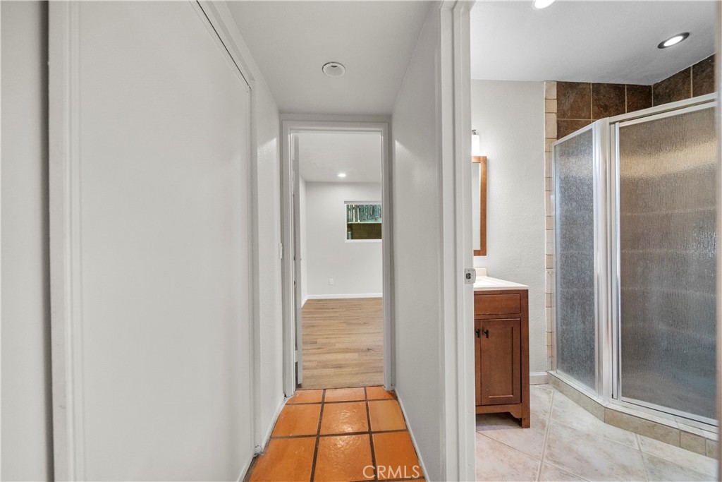 https://media.crmls.org/medias/eeb669da-426a-4862-a691-b96548471836.jpg?preset=X-Large
