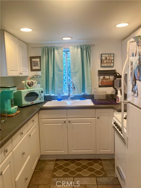 320 Metropole Avenue, Avalon CA: https://media.crmls.org/medias/eeb75d42-a1c4-48ee-bd74-5d4cfdb74697.jpg