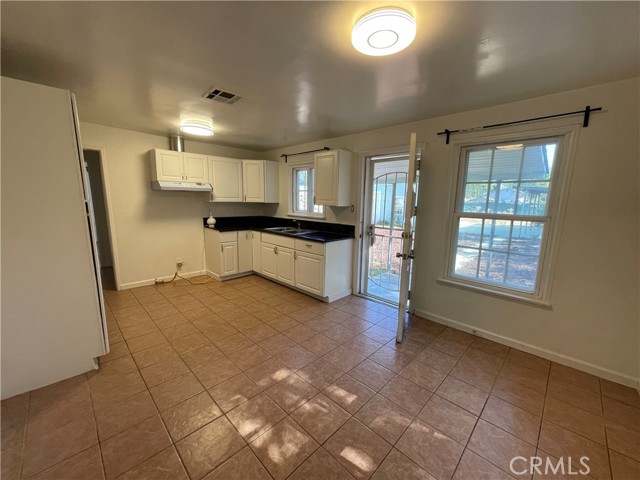 Detail Gallery Image 4 of 12 For 218 E Belmont St, Ontario,  CA 91761 - 3 Beds | 2 Baths