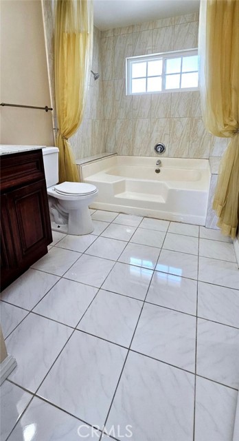 9715 Raven Circle, Fountain Valley CA: https://media.crmls.org/medias/eeb99759-5e18-4eba-9497-706f97cfacd9.jpg