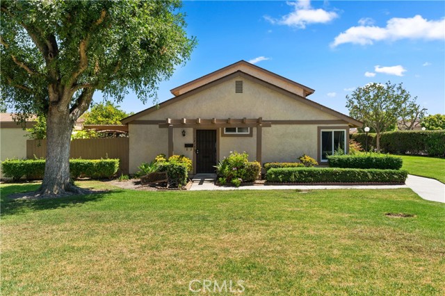 341 Carriage Drive, Santa Ana CA: https://media.crmls.org/medias/eebb0c68-149d-498e-952b-59c21c1885b7.jpg
