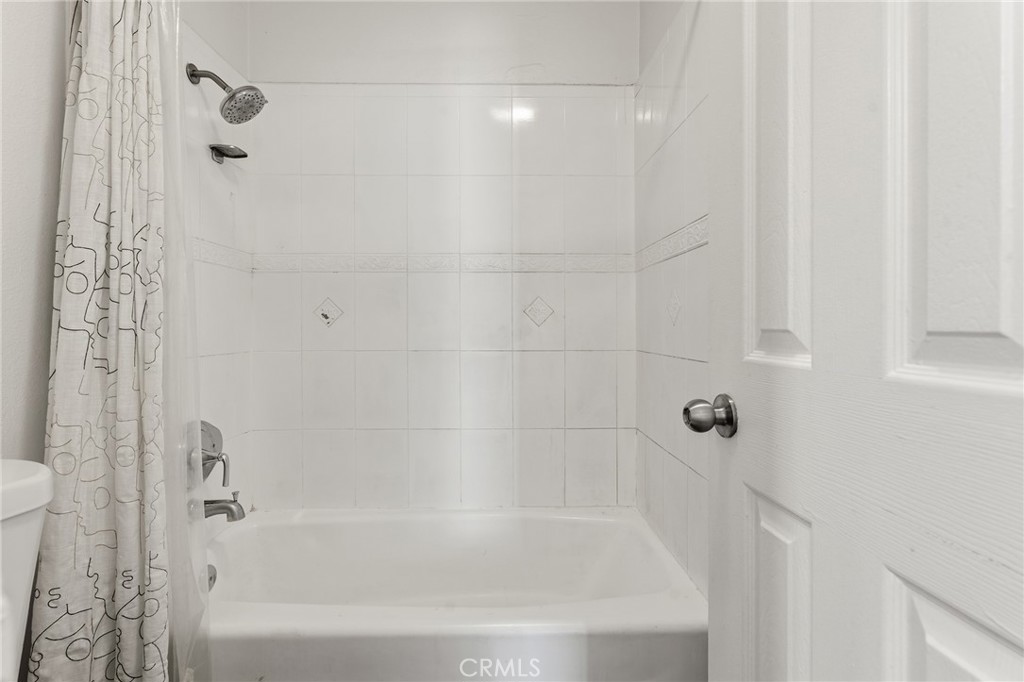 https://media.crmls.org/medias/eebb3416-c19c-45b2-aa07-a953048d7674.jpg?preset=X-Large