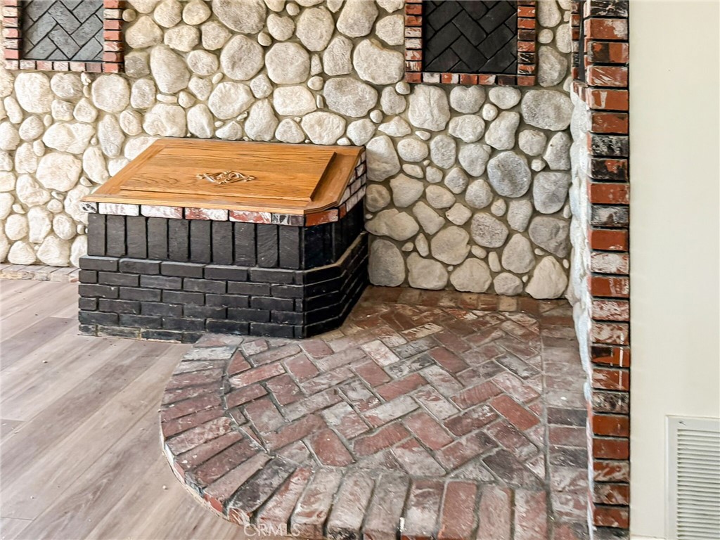https://media.crmls.org/medias/eebc93e3-0752-409b-9d9f-d1e87d5a07a8.jpg?preset=X-Large