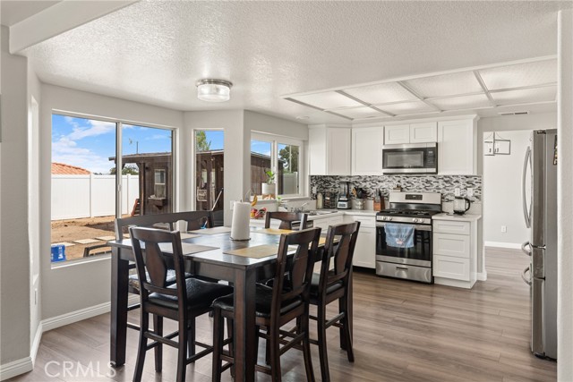 Detail Gallery Image 13 of 40 For 12342 Southwind St, Victorville,  CA 92392 - 4 Beds | 3 Baths