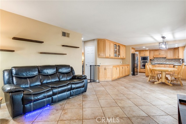 1305 Harvest Circle, Corona CA: https://media.crmls.org/medias/eebd327c-2656-42fe-8b55-7b18b7b861ca.jpg
