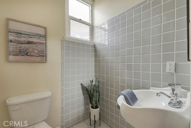 Detail Gallery Image 8 of 14 For 2913 Brighton Ave, Los Angeles,  CA 90018 - 4 Beds | 2/1 Baths