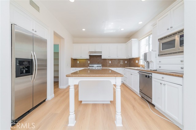 22 Arborside, Irvine CA: https://media.crmls.org/medias/eec33114-5330-4105-9f16-45e77e6e2ef8.jpg