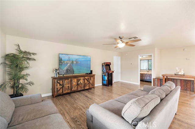 Detail Gallery Image 6 of 34 For 22615 via Santana, Nuevo,  CA 92567 - 3 Beds | 2 Baths