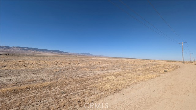 275 W Avenue B, Lancaster CA: https://media.crmls.org/medias/eec68370-c26c-46c2-81ab-df902532258e.jpg