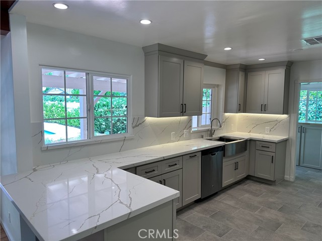 5369 Topeka Drive, Tarzana CA: https://media.crmls.org/medias/eec76756-fe2d-4565-8085-ceb09c069a58.jpg