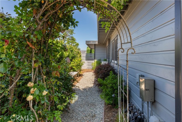 2054 Pattiz Avenue, Long Beach CA: https://media.crmls.org/medias/eec94fa1-06bb-4c33-a6fe-a2d063d2b21e.jpg