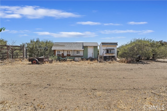 8328 Chateau Road, Phelan CA: https://media.crmls.org/medias/eecc58e7-77d7-4131-8e4f-94adb2848dd1.jpg