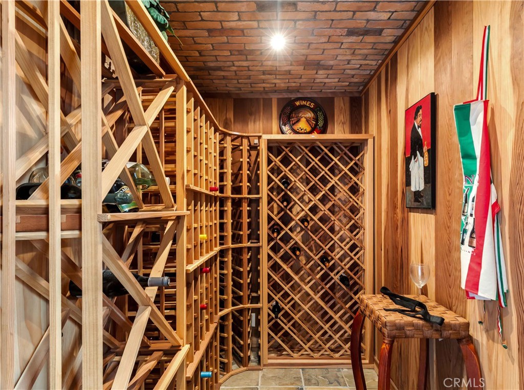 https://media.crmls.org/medias/eecd7228-ef77-49b4-8283-fc9bf60e0a45.jpg?preset=X-Large
